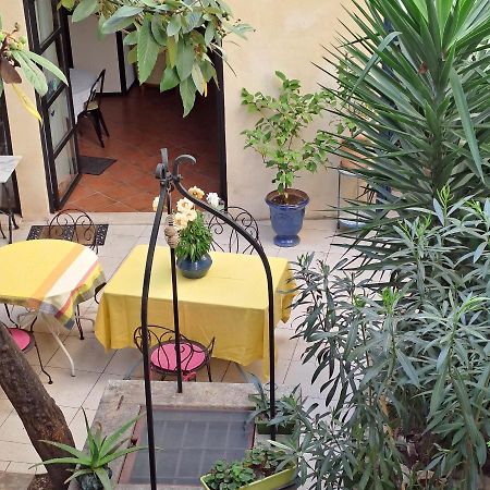 Bed and Breakfast Sous Le Neflier Nimes Exterior foto