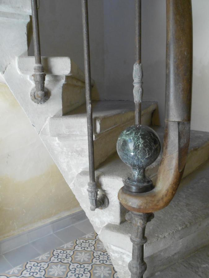 Bed and Breakfast Sous Le Neflier Nimes Exterior foto
