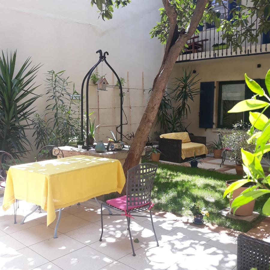 Bed and Breakfast Sous Le Neflier Nimes Exterior foto