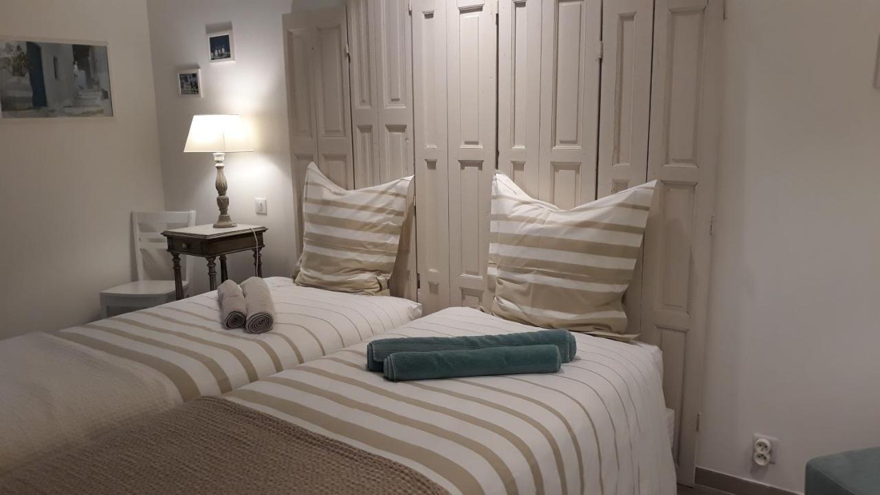 Bed and Breakfast Sous Le Neflier Nimes Exterior foto