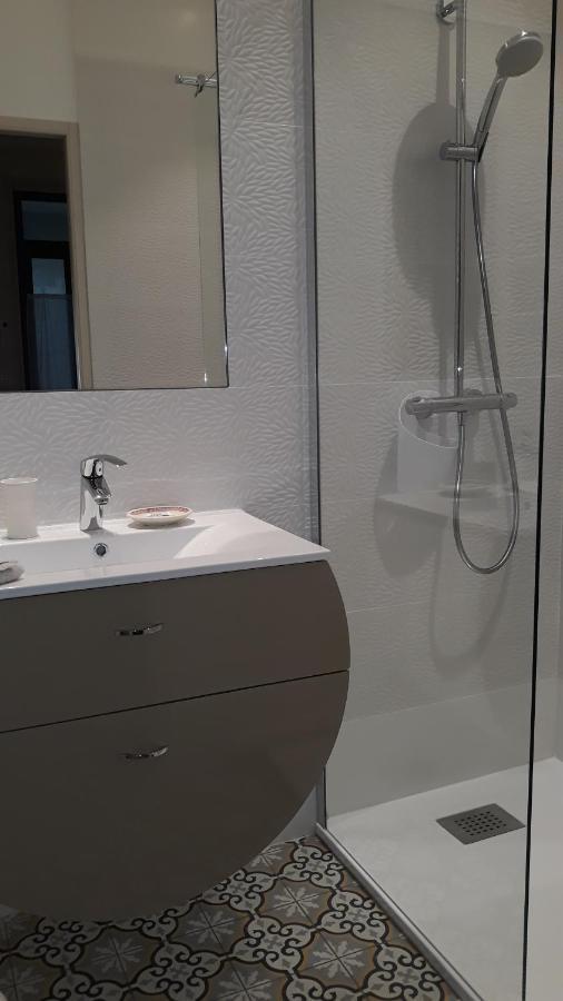 Bed and Breakfast Sous Le Neflier Nimes Exterior foto