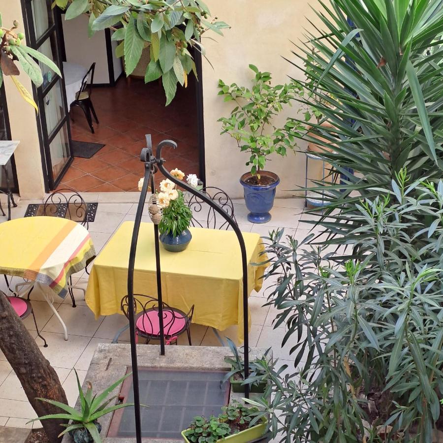Bed and Breakfast Sous Le Neflier Nimes Exterior foto